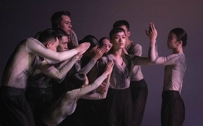 國際編舞大賽首獎編舞家賴翃中近期推出新作《嶙峋》，舞動生命的愛與痛。（劉振祥攝，翃舞製作提供）