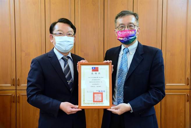 大仁科大校长郭代璜(右起)代表学校致赠侨泰高中检定用练习犬，由侨泰高中校长温顺德代表受赠。(侨泰高中提供／林欣仪台中传真)