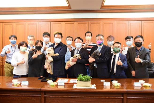 大仁科大宠物照护暨美容学士学位学程致赠侨泰高中一批检定用练习犬，为双方日后合作立下重要里程碑。(侨泰高中提供／林欣仪台中传真)