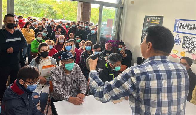 民眾群起向市议员陈廷秀陈情，强调夜市摊商约有100摊，如无法营业将影响各摊商家庭生计甚鉅。（市议员陈廷秀服务处提供）