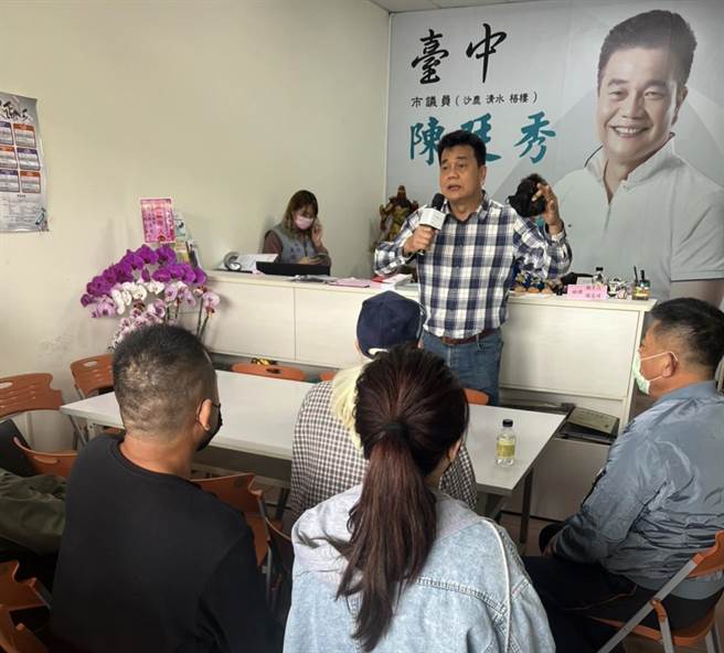  陈廷秀指出，将请市议会转请市府研议修正「台中市摊贩集中区设置管理自治条例」第六条，有关道路范围内，已存在且未经核准设置的摊贩集中区，申请设置期限的规定。（市议员陈廷秀服务处提供）