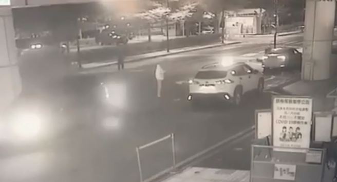 北市男遭當街圍毆砍傷 丟包三總。（翻攝影片）