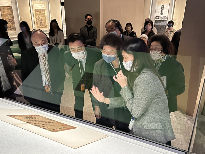 111年3月23日监察院教育及文化委员会参观「翰墨空间─故宫书画赏析」展，听取解说。（监察院提供）