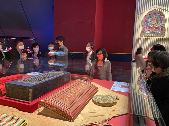 监察院教育及文化委员会参观「佛陀形影—院藏亚洲佛教艺术之美」展，听取解说。（监察院提供）