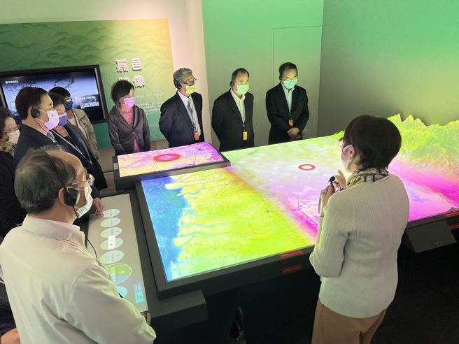 监察院教育及文化委员会参观「嘉义文史厅」，听取解说。（监察院提供）