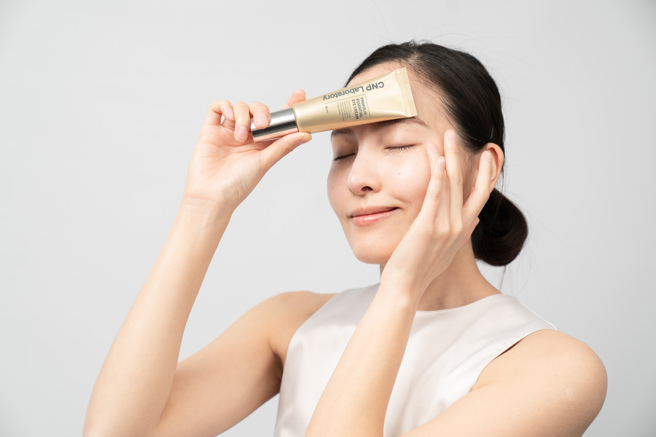 CNP、KIEHL'S契尔氏、DR.CINK推出眼霜新品，图中为MODEL示范CNP蜂胶能量弹润眼霜。（图／品牌提供）