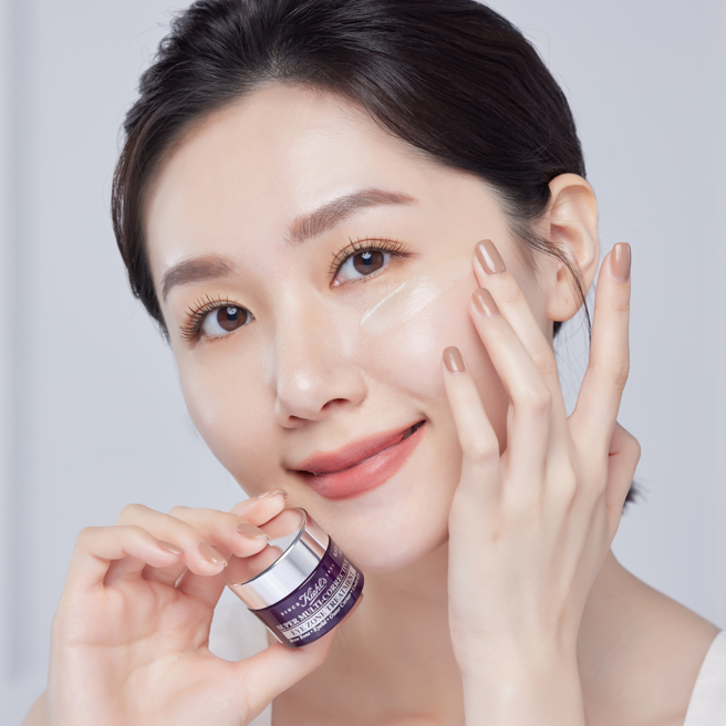 MODEL示范使用KIEHL'S契尔氏超进化全能新生超级眼霜。（图／品牌提供）