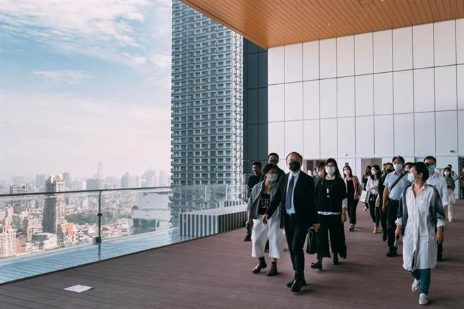 高雄市副市长史哲25日勘查承亿酒店进驻总图共构会展文创会馆进度。（文化局提供）