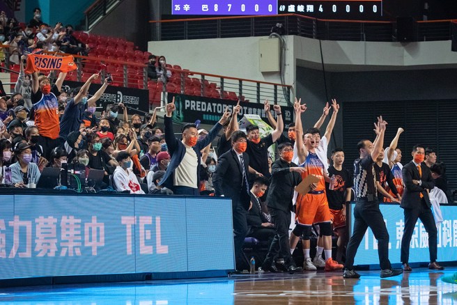 领航猿板凳席的气氛也跟过往完全不同了。(PLG提供)