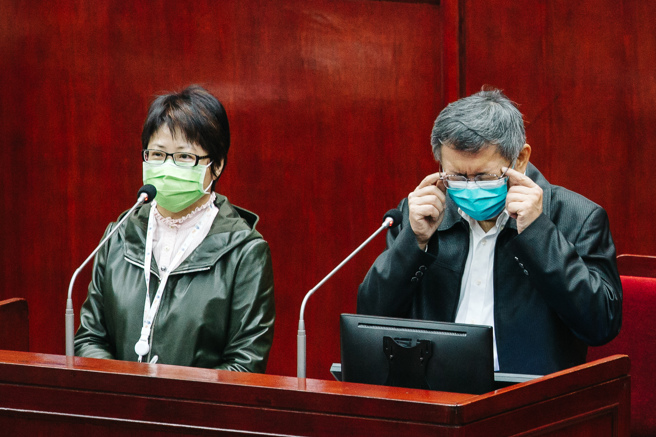 台北市议会国民党团踢爆北市劳动局长陈信瑜(左)在与工会座谈时，涉及行政不中立，要工会成员力挺副市长黄珊珊当选市长，市长柯文哲（右）25日在市议会施政报告前承诺，将把录音檔送交北市政风处、人事处调查是否涉及不法与行政不中立，并为局长不当回应向议员表达道歉。(郭吉铨摄)