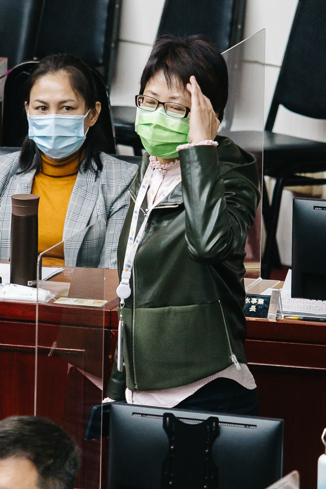 台北市议会国民党团踢爆北市劳动局长陈信瑜（前）在与工会座谈时，涉及行政不中立，要工会成员力挺副市长黄珊珊当选市长，北市议员25日质询市长柯文哲，询问陈辞职信是否为真，不料，陈信瑜竟打断质询，从座位起身怒呛质询议员，此举令在座议员大为光火，联合要求议长制止陈，随后陈坦言辞职声明确实是她预拟的，认为自身行为一旦影响长官时，愿意断然请辞。(郭吉铨摄)