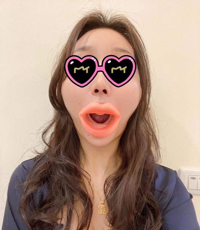 女网友买来1款瘦脸用具，该用具硅胶材质和奇特造型让女网友想歪笑说「好像另有其他用途……我老公看到我戴这个，那眼神都不同了」。（翻摄自脸书「爆废公社」）