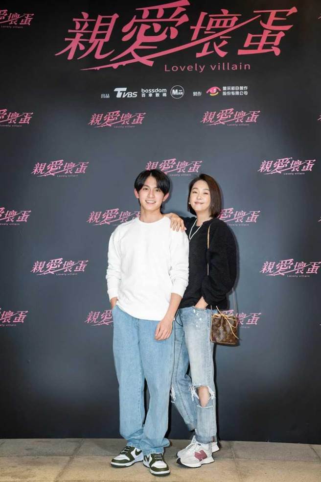 林晖闵（左）饰演六月儿子，杀青戏拍到凌晨5点半。（TVBS提供）