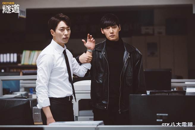 崔振赫（右）、尹贤旻《隧道》中总是相互斗嘴。（八大提供）