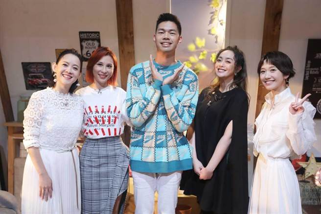 曾宝仪（左起）、林凡、陈大天、舞思爱以及Lulu为《姐妹们的音乐万万岁》献唱。（公视提供）