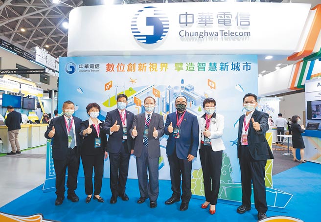 中华电信携手高雄市政府，五大创新应用输出海外拼商机。中华电信董事长谢继茂（中）24日亲自出席高雄智慧城市展，左二为中华电信企客分公司总经理吴丽秀。图／中华电信提供