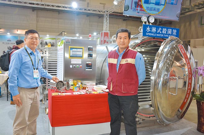 金瑛发公司专案经理施永哲（左）与越南经理王升杰（右）大力推广高温高压杀菌设备。图／李水莲