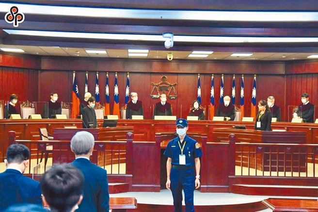 根據111年憲判字第2號判決主文所示，法院如果違反加害人之意志自由，要求加害人公開道歉，即已違反加害人之言論自由憲法保障之基本權利。（本報資料照片）