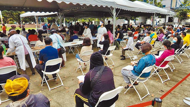 高雄市新增13人染疫，卫生局24日在前镇仁爱公园、文府路Ubike站设置筛检站，加强社区监测。图为前镇仁爱公园筛检站，民眾等待採检。（中央社）