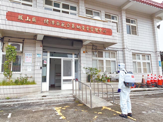 高雄24日新增13例本土确诊个案，全台不明感染链目前已累积5条，高市府疫调后，紧急针对相关足迹清消。（高市府环保局提供／洪浩轩高雄传真）