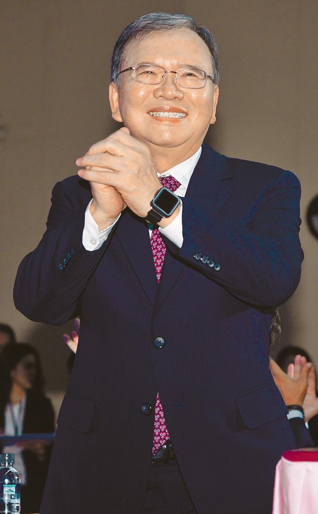 镜电视前董事长陈建平昨发表声明，批评镜电视有政治势力积极介入，政商媒关系复杂，宣布退出董事会，外界预料郑优（见图）将接任董座。（本报资料照片）