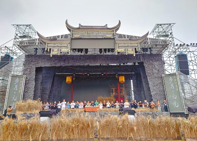 《步月．火烧》以作家施百俊同名绘本故事为架构，由编剧王靖惇与导演樊宗锜共同创作。舞台长达15公尺，还有3万株芒草。（明华园总团提供）