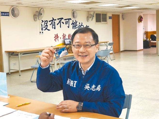 桃園市長鄭文燦23日受訪談及國民黨桃園市長人選時，抬舉前縣長吳志揚，甚至說吳比立委魯明哲還強。（蔡依珍攝）