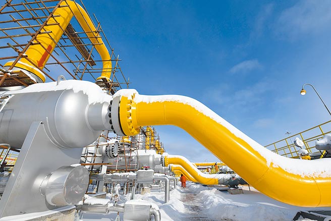 圖為2019年，俄羅斯天然氣通過中俄東線天然氣管道進入中國，工作人員在中俄東線天然氣管道北段黑河首站場區巡檢。（新華社）