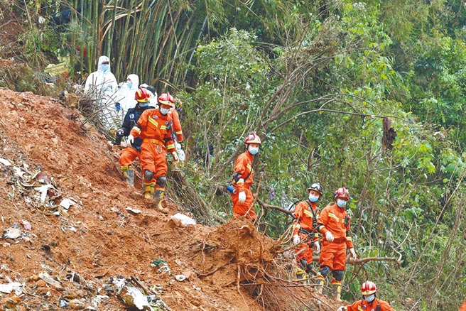 东航空难搜救人员持续在事故现场继续搜索。（新华社）