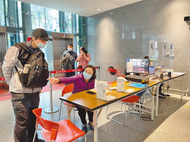 失业劳工参与公部门防疫工作的「安心即时上工计画」6月退场，新北市将协助千名临时工找新工作。（陈慰慈摄）