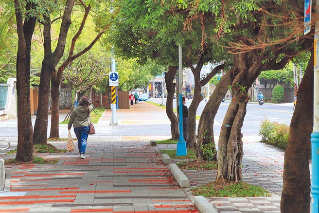 新北市「板桥文化路、北门街、西门街人行时空廊道改造工程」，在人行道砖面採用渐变比例的灰色及红色，以跳色方式做铺排。（新北市工务局提供／陈慰慈新北传真）