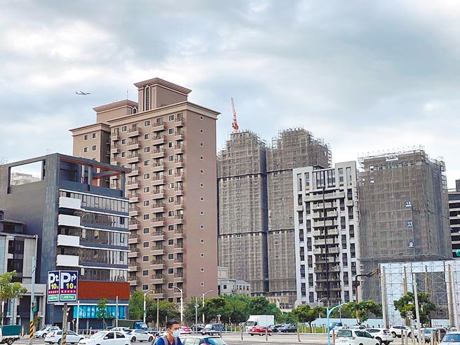 桃园市议会临时会24日三读通过《桃园市房屋税徵收率自治条例》修正草案，非自用住宅6户以上每户课3.6％的「囤房税」，建商宽限期为3年。（蔡依珍摄）