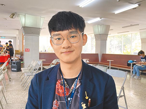 现读嘉义大学微生物免疫与生物药学系四年级的刘俊宏。（廖素慧摄）