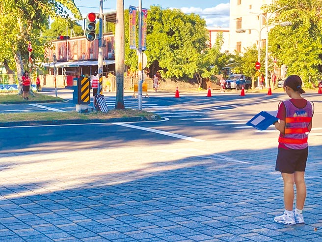 40年来，每逢上下学时段，乡亲总会看到的台东女中学生在路口指挥交通的倩影，未来美丽身影恐不復见。（蔡旻妤摄）