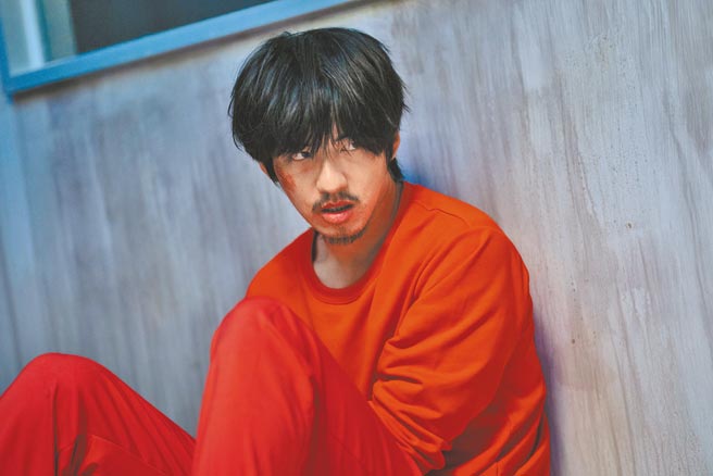 傅孟柏在《售命》中饰演27岁的厌世保险员。（威视提供）