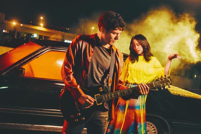 法蘭（右）邀鳳小岳獻聲推出〈摔碎〉男女對唱版本。（相映國際提供）