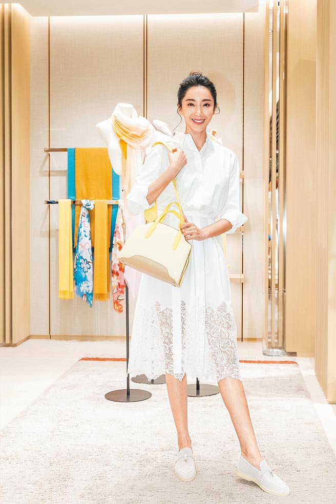 隋棠表示出门旅游包里会带着兼顾休閒优雅的小洋装，方便任何时刻都能与老公浪漫约会，孔绣长洋装10万5500元、休閒运动鞋2万9200元、Sesia拼接皮革手提包14万3700元。（Loro Piana提供）