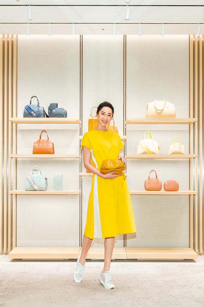 隋棠受邀至Loro Piana新光三越A4新店逛街，绲边撞色洋装6万800元、White Sole系列休閒鞋2万8800元、Puffy Pouch皮革小型手拿包5万6700元。（Loro Piana提供）