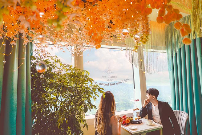 台北101顶楼「秘境花园」，将首次开放期间限定的专属时段，提供「双人独享浪漫飨宴」，5万9999元起。（台北101提供）