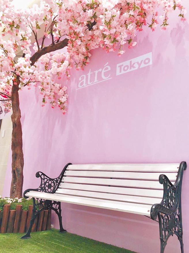 微风南山atre搬进樱花造景供民眾休憩打卡。（微风提供）