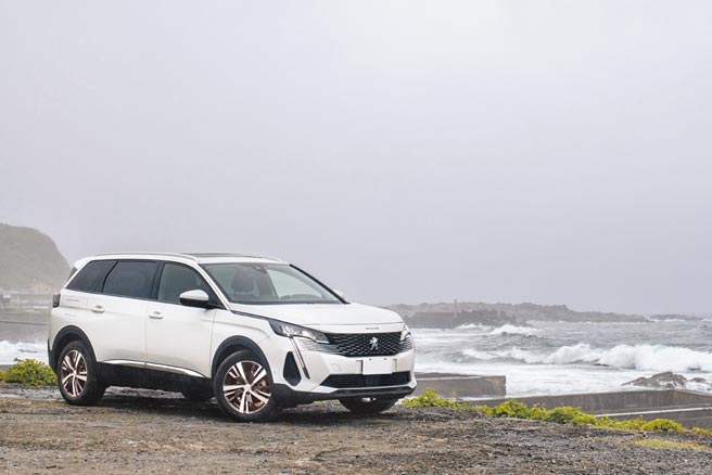 PEUGEOT 5008是品牌运动休旅车系的狮子王，大气洗炼的外型，即使恶劣天气仍难掩其王者风范。（陈大任摄）