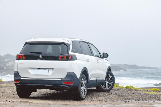 珍珠白车色显露狮王风采。（陈大任摄）