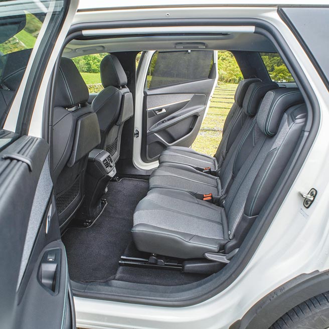 果岭式的平整化地板。（陈大任摄）