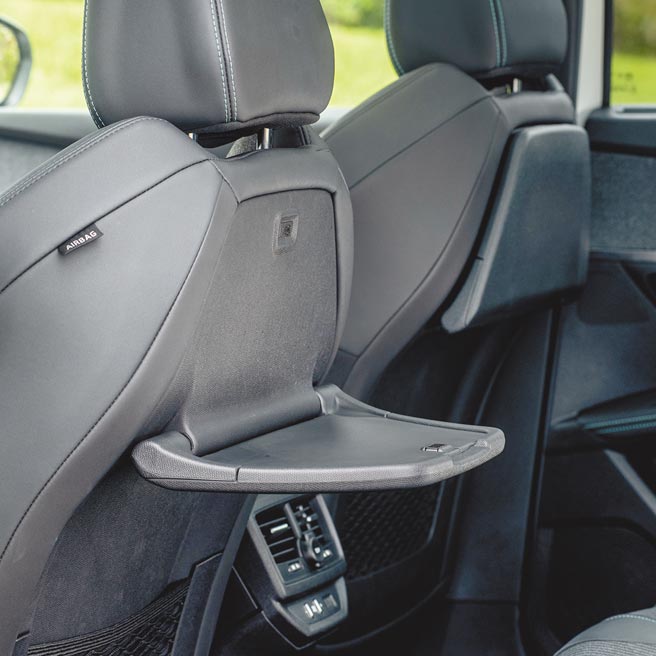 前座椅背附加小餐台。（陈大任摄）