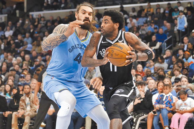 厄文（右）持球准备切入，碰上亚当斯全力阻挡。（路透）