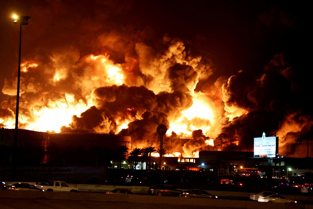 沙乌地阿美石油公司（Saudi Aramco）位在沙国吉达（Jeddah）的储油槽25日遇袭，火势惊人。（图／路透社）(photo:ChinaTimes)