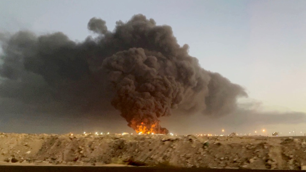 沙乌地阿美石油公司（Saudi Aramco）位在沙国吉达（Jeddah）的储油槽25日遇袭，浓重黑烟窜天际。（图／路透社）(photo:ChinaTimes)