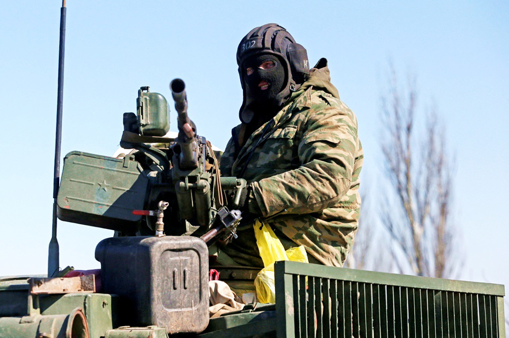 美国官员25日透露，俄罗斯部署至乌克兰的佣兵部队规模，从300人扩增至至少千人以上，他们的首要任务是在乌东作战。图为在乌东的亲俄分离份子。（资料照／路透社）(photo:ChinaTimes)