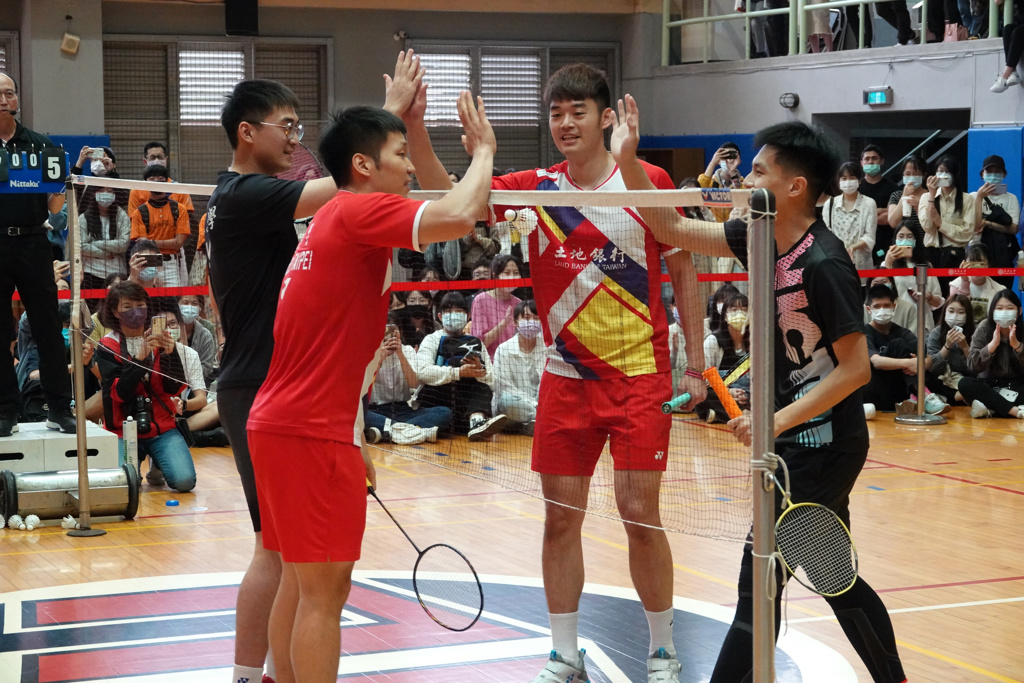 王齊麟（右）、李洋與東吳大學羽球隊球員分組進行表演賽。（毛琬婷攝）