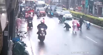 最暖街景！見習郵差信件灑落車陣 民眾冒雨幫撿